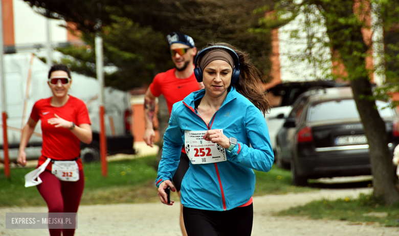 Setki biegaczy i świetne wyniki. 15. Półmaraton Henrykowski i 11. Dycha Księgi Henrykowskiej [foto]