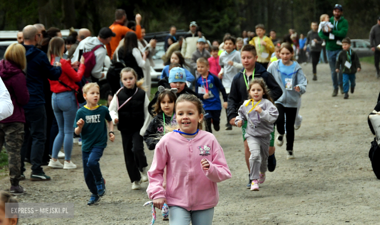 Setki biegaczy i świetne wyniki. 15. Półmaraton Henrykowski i 11. Dycha Księgi Henrykowskiej [foto]