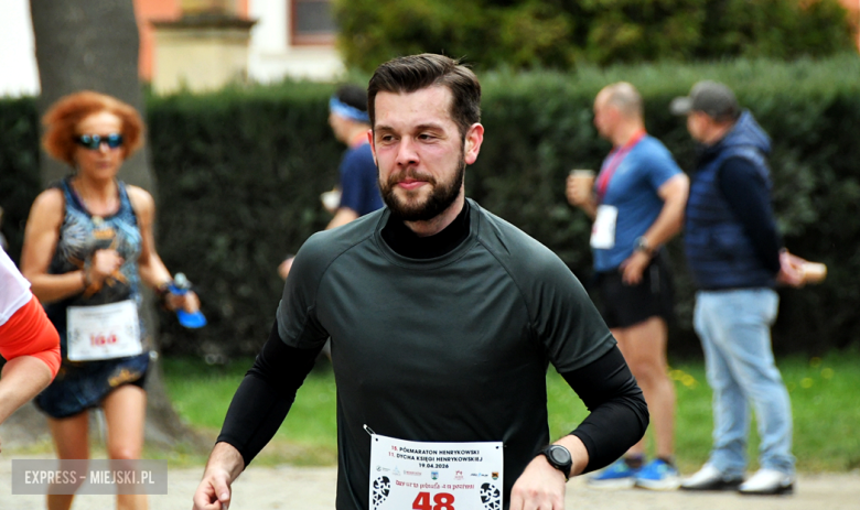 Setki biegaczy i świetne wyniki. 15. Półmaraton Henrykowski i 11. Dycha Księgi Henrykowskiej [foto]