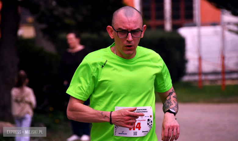 Setki biegaczy i świetne wyniki. 15. Półmaraton Henrykowski i 11. Dycha Księgi Henrykowskiej [foto]