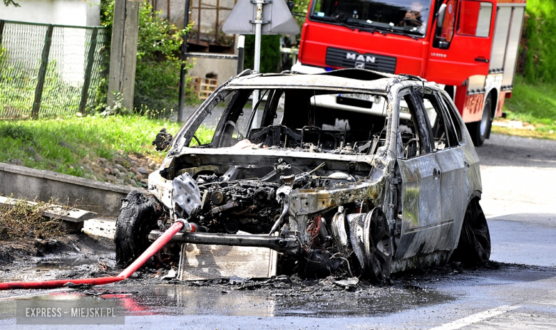 Na drodze wojewódzkiej nr 385 w Stolcu doszczętnie spłonął samochód osobowy marki BMW