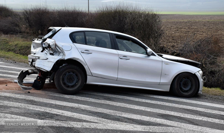 Zderzenie trzech samochodów osobowych na krajowej ósemce