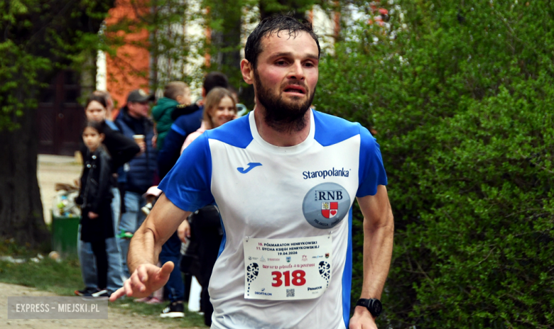 Setki biegaczy i świetne wyniki. 15. Półmaraton Henrykowski i 11. Dycha Księgi Henrykowskiej [foto]