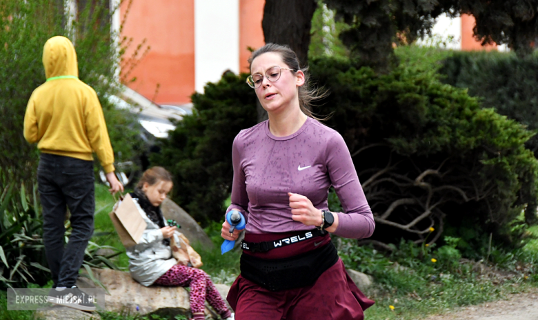 Setki biegaczy i świetne wyniki. 15. Półmaraton Henrykowski i 11. Dycha Księgi Henrykowskiej [foto]