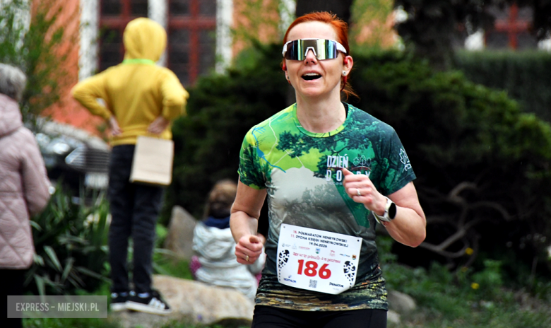 Setki biegaczy i świetne wyniki. 15. Półmaraton Henrykowski i 11. Dycha Księgi Henrykowskiej [foto]