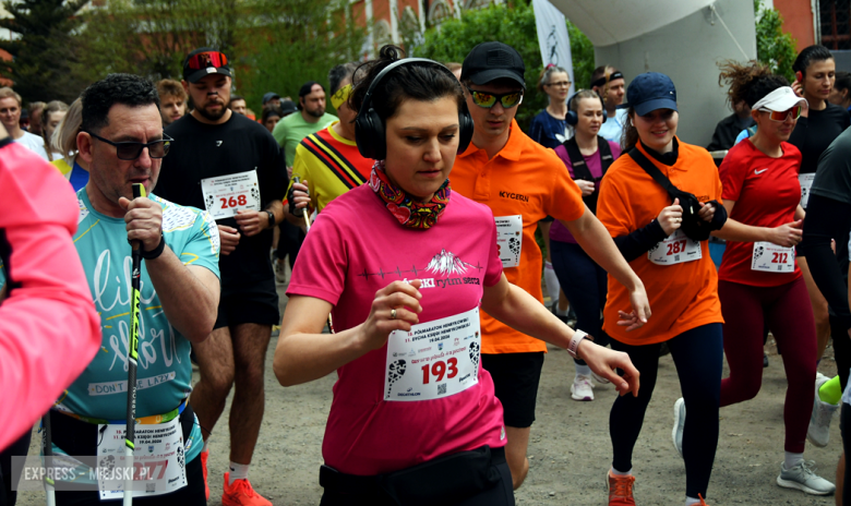 Setki biegaczy i świetne wyniki. 15. Półmaraton Henrykowski i 11. Dycha Księgi Henrykowskiej [foto]