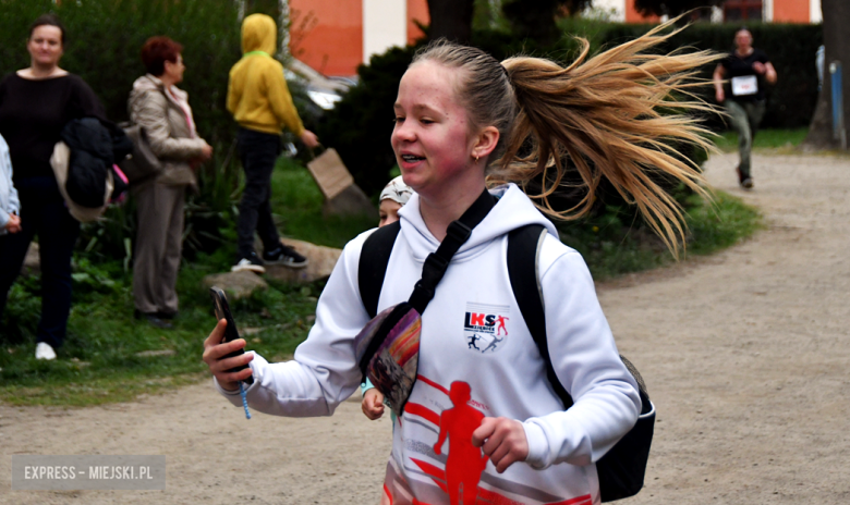 Setki biegaczy i świetne wyniki. 15. Półmaraton Henrykowski i 11. Dycha Księgi Henrykowskiej [foto]