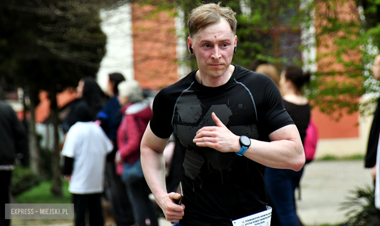 Setki biegaczy i świetne wyniki. 15. Półmaraton Henrykowski i 11. Dycha Księgi Henrykowskiej [foto]
