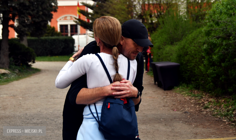 Setki biegaczy i świetne wyniki. 15. Półmaraton Henrykowski i 11. Dycha Księgi Henrykowskiej [foto]