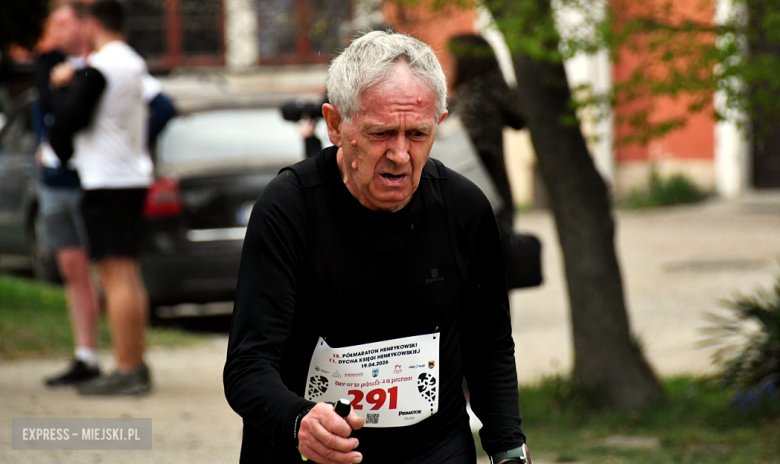 Setki biegaczy i świetne wyniki. 15. Półmaraton Henrykowski i 11. Dycha Księgi Henrykowskiej [foto]