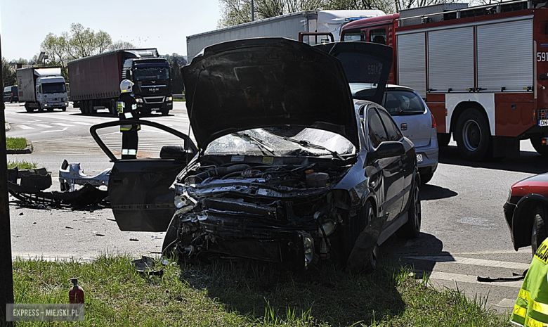 Zderzenie dwóch osobówek na skrzyżowaniu krajowej ósemki z ul. Legnicką