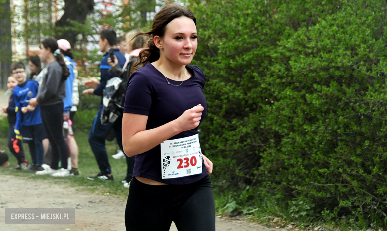 Setki biegaczy i świetne wyniki. 15. Półmaraton Henrykowski i 11. Dycha Księgi Henrykowskiej [foto]