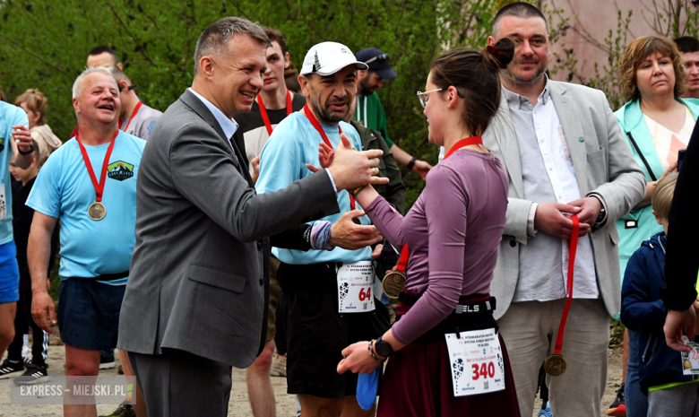 Setki biegaczy i świetne wyniki. 15. Półmaraton Henrykowski i 11. Dycha Księgi Henrykowskiej [foto]