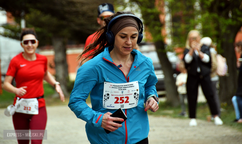 Setki biegaczy i świetne wyniki. 15. Półmaraton Henrykowski i 11. Dycha Księgi Henrykowskiej [foto]