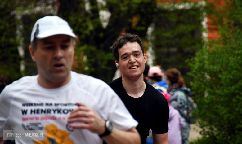 Setki biegaczy i świetne wyniki. 15. Półmaraton Henrykowski i 11. Dycha Księgi Henrykowskiej [foto]