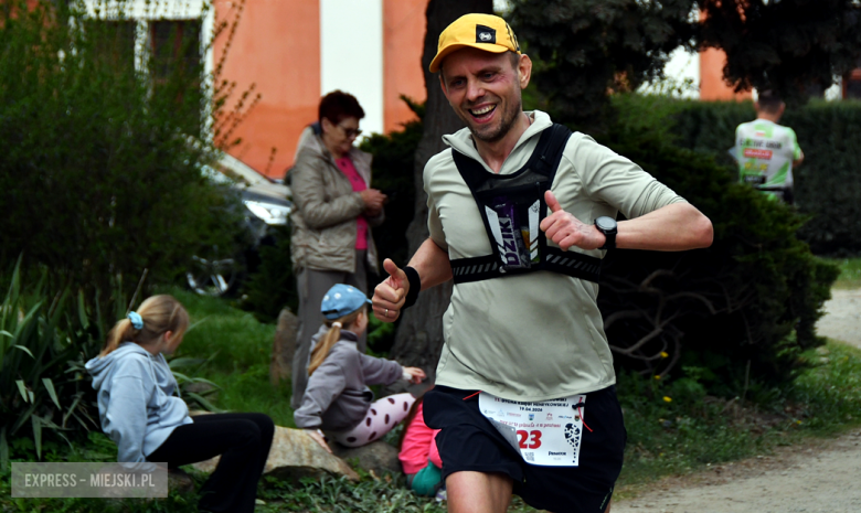 Setki biegaczy i świetne wyniki. 15. Półmaraton Henrykowski i 11. Dycha Księgi Henrykowskiej [foto]