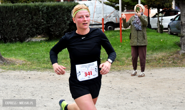 Setki biegaczy i świetne wyniki. 15. Półmaraton Henrykowski i 11. Dycha Księgi Henrykowskiej [foto]
