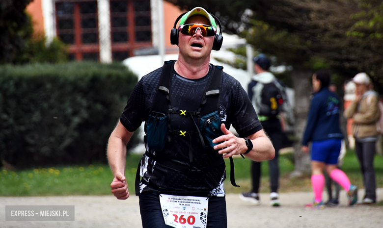 Setki biegaczy i świetne wyniki. 15. Półmaraton Henrykowski i 11. Dycha Księgi Henrykowskiej [foto]
