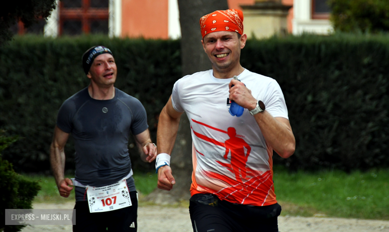 Setki biegaczy i świetne wyniki. 15. Półmaraton Henrykowski i 11. Dycha Księgi Henrykowskiej [foto]