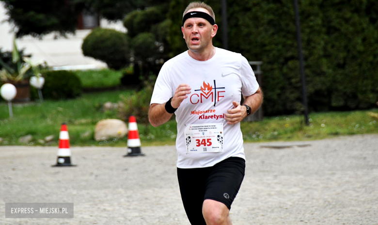 Setki biegaczy i świetne wyniki. 15. Półmaraton Henrykowski i 11. Dycha Księgi Henrykowskiej [foto]