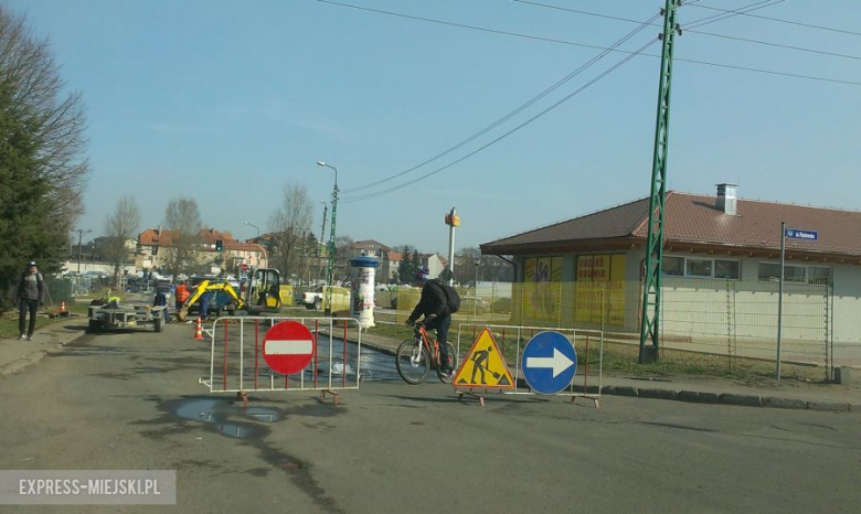 Na ulicy Daszyńskiego w Ząbkowicach Śląskich doszło do pęknięcia rury wodociągowej