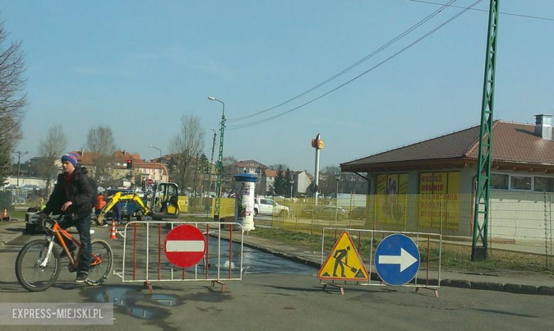 Na ulicy Daszyńskiego w Ząbkowicach Śląskich doszło do pęknięcia rury wodociągowej