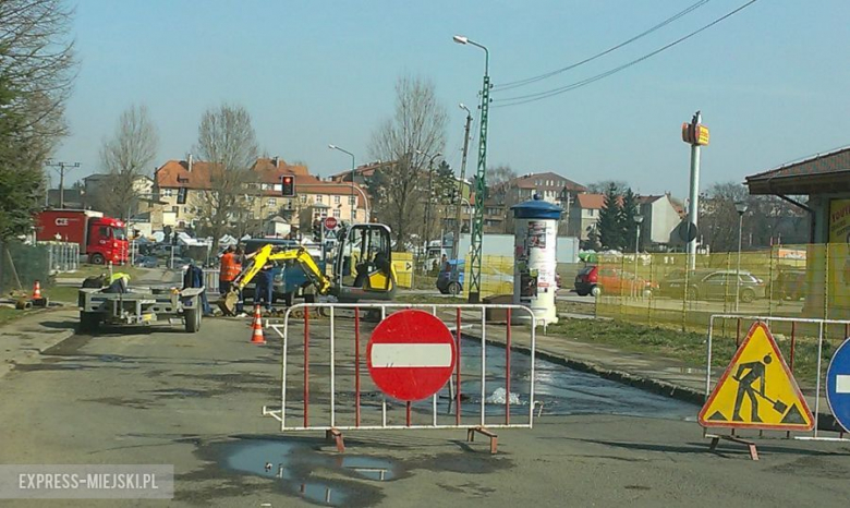 Na ulicy Daszyńskiego w Ząbkowicach Śląskich doszło do pęknięcia rury wodociągowej