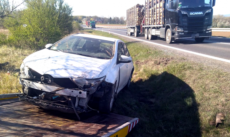 Samochód osobowy wypadł z drogi na krajowej ósemce