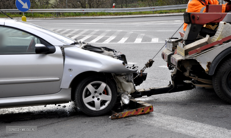 Zderzenie osobówki z samochodem ciężarowym na skrzyżowaniu ul. Legnickiej z krajową ósemką