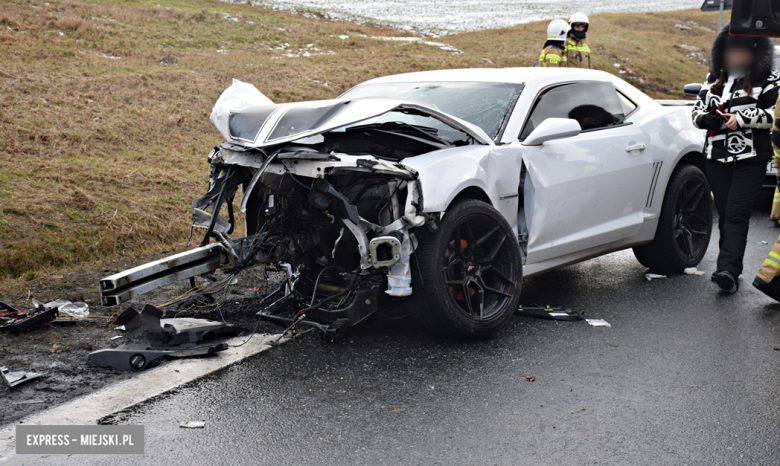 Czołowe zderzenie chevroleta i volkswagena na krajowej ósemce. Z pojazdu wypadł silnik