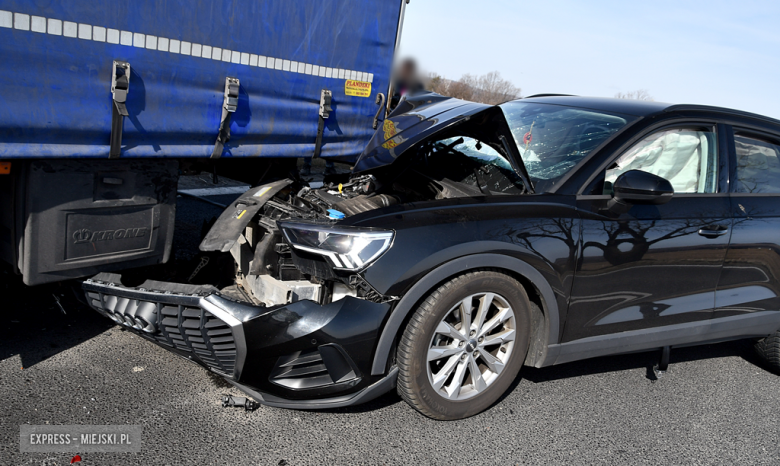 Audi „wbiło się” w naczepę samochodu ciężarowego