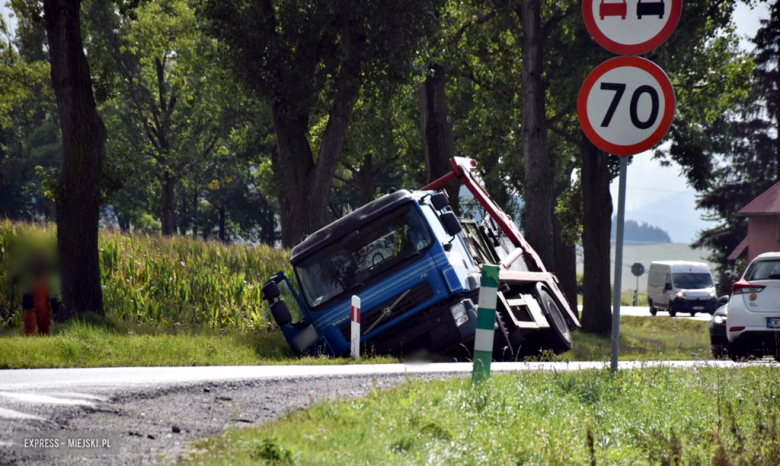 Samochód ciężarowy zjechał z drogi na krajowej ósemce