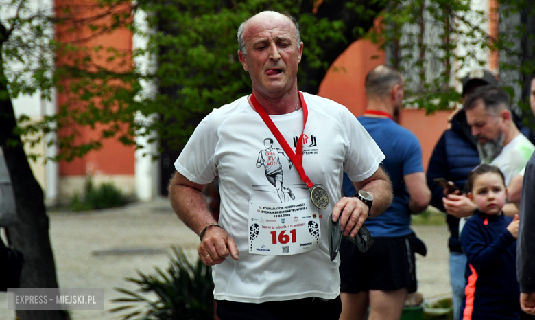 Setki biegaczy i świetne wyniki. 15. Półmaraton Henrykowski i 11. Dycha Księgi Henrykowskiej [foto]