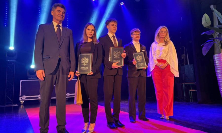 	Zakończenie roku szkolnego maturzystów. Najlepsi uczniowie otrzymali nagrody finansowe