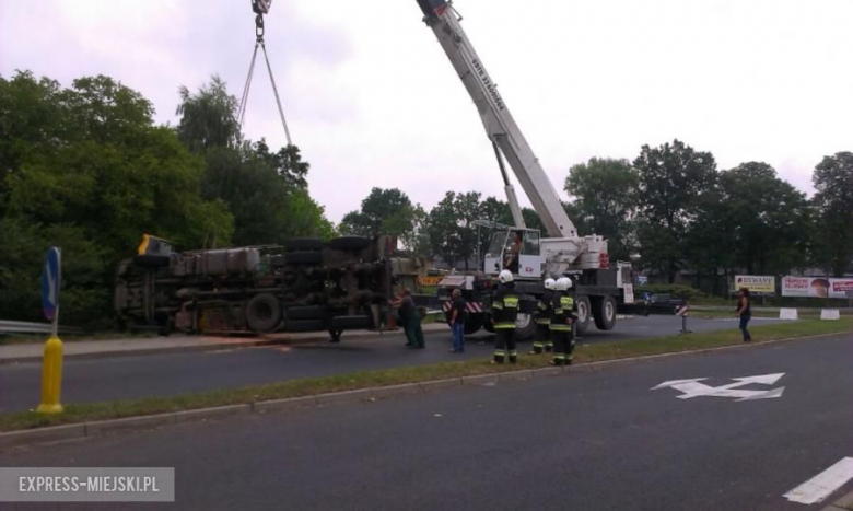 Samochód ciężarowy podróżował z Kłodzka do Świdnicy. Kierowca został zabrany do szpitala