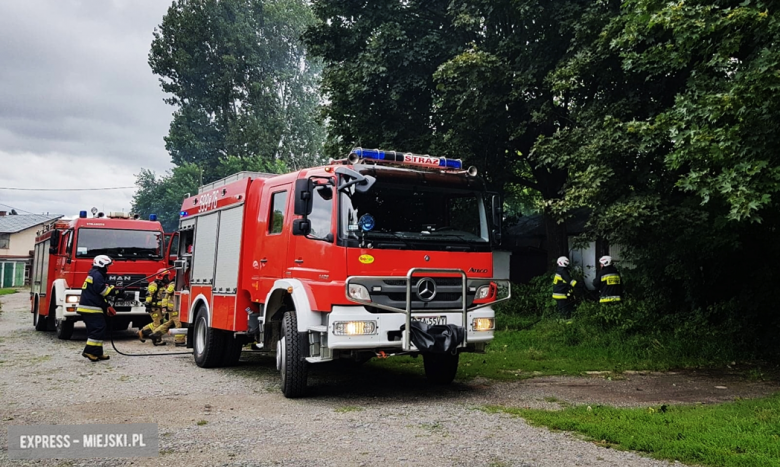 Po przybyciu służb okazało się, że doszło do zapalenia śmieci znajdujących się nieopodal budynku gospodarczego