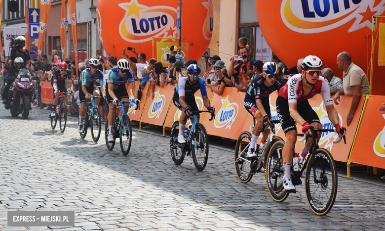 81. Tour de Pologne. Kolarze przejechali przez ząbkowicki rynek