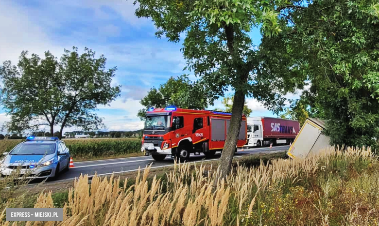 Samochód ciężarowy zjechał z drogi i uderzył w drzewo