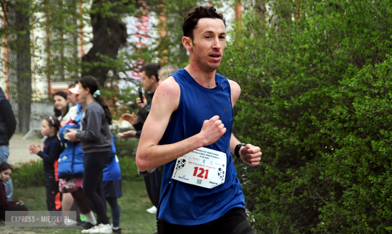 Setki biegaczy i świetne wyniki. 15. Półmaraton Henrykowski i 11. Dycha Księgi Henrykowskiej [foto]