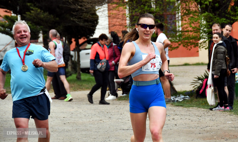 Setki biegaczy i świetne wyniki. 15. Półmaraton Henrykowski i 11. Dycha Księgi Henrykowskiej [foto]