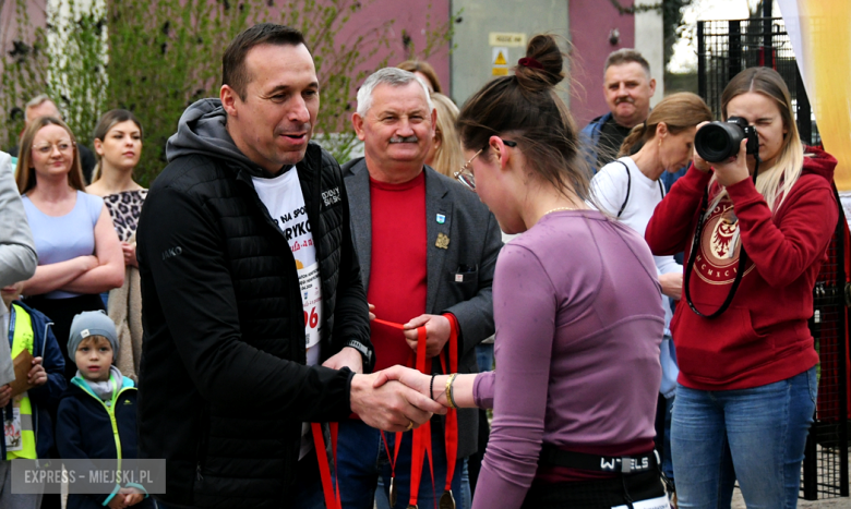 Setki biegaczy i świetne wyniki. 15. Półmaraton Henrykowski i 11. Dycha Księgi Henrykowskiej [foto]