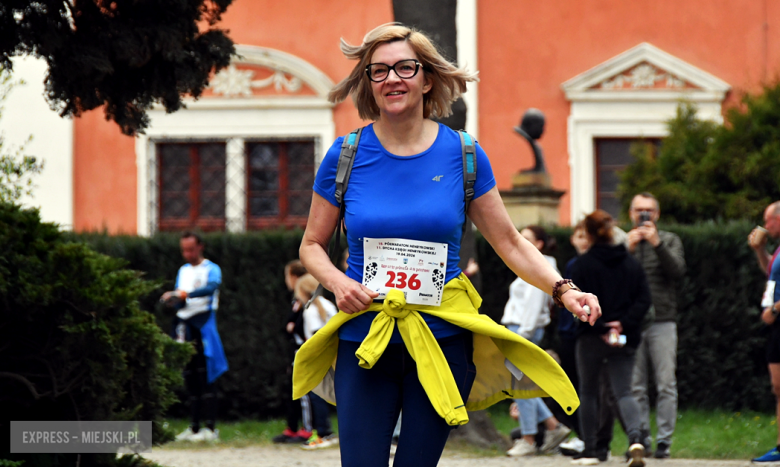 Setki biegaczy i świetne wyniki. 15. Półmaraton Henrykowski i 11. Dycha Księgi Henrykowskiej [foto]