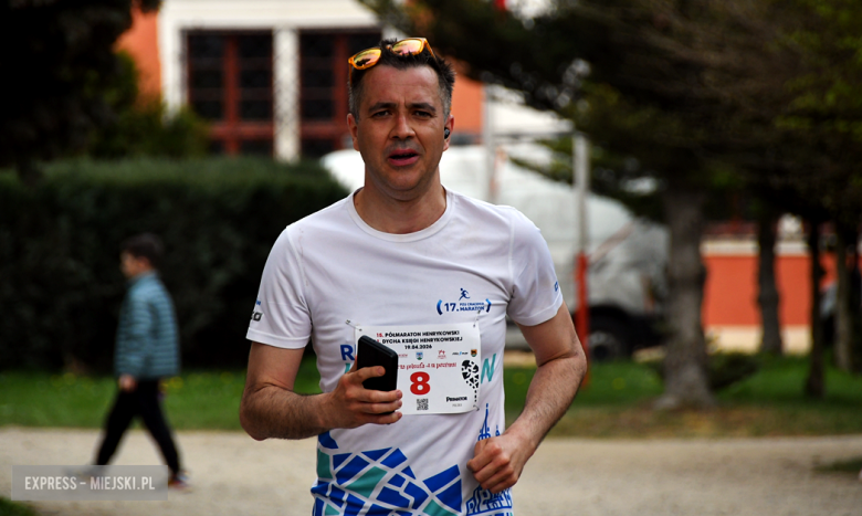 Setki biegaczy i świetne wyniki. 15. Półmaraton Henrykowski i 11. Dycha Księgi Henrykowskiej [foto]