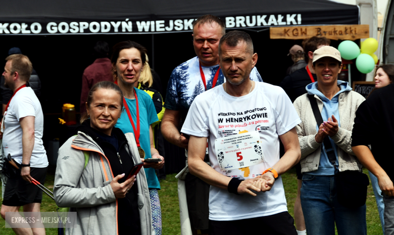 Setki biegaczy i świetne wyniki. 15. Półmaraton Henrykowski i 11. Dycha Księgi Henrykowskiej [foto]