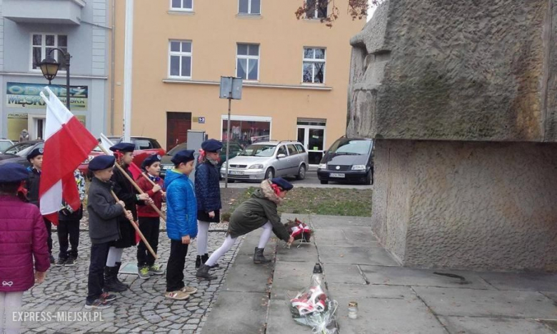 Uczniowie ze szkoły podstawowej nr 3 w Ząbkowicach Śląskich pod pomnikiem Poległym za Ojczyznę