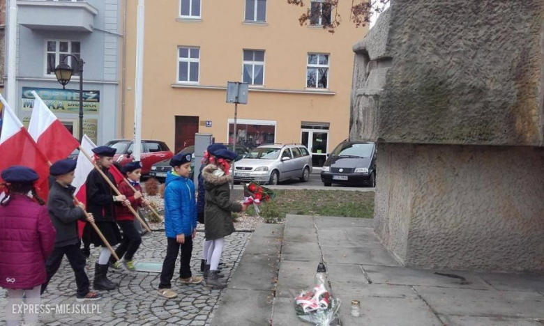 Uczniowie ze szkoły podstawowej nr 3 w Ząbkowicach Śląskich pod pomnikiem Poległym za Ojczyznę