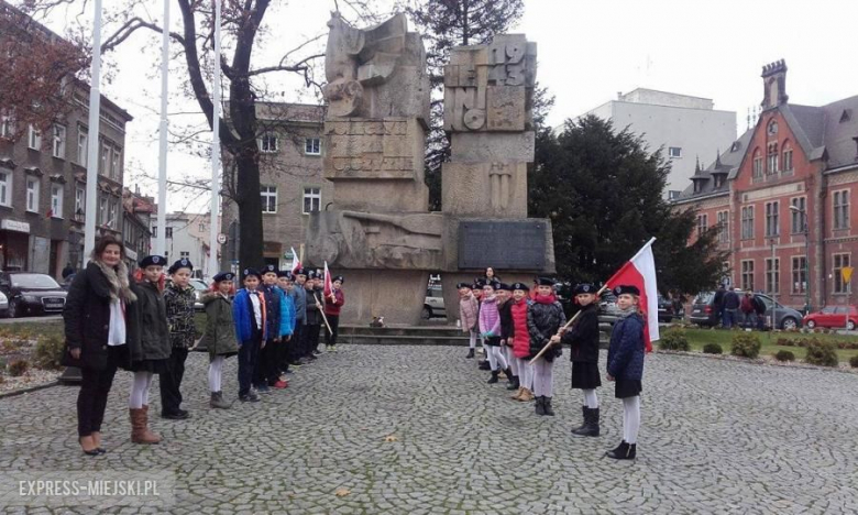 Uczniowie ze szkoły podstawowej nr 3 w Ząbkowicach Śląskich pod pomnikiem Poległym za Ojczyznę