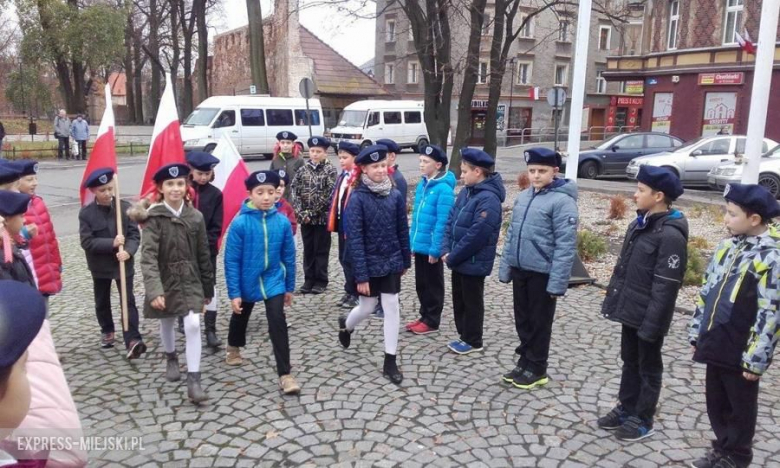 Uczniowie ze szkoły podstawowej nr 3 w Ząbkowicach Śląskich pod pomnikiem Poległym za Ojczyznę