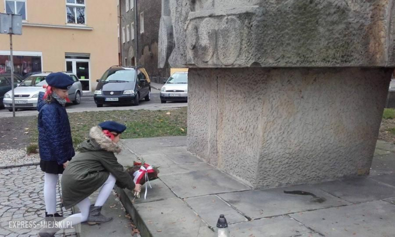 Uczniowie ze szkoły podstawowej nr 3 w Ząbkowicach Śląskich pod pomnikiem Poległym za Ojczyznę