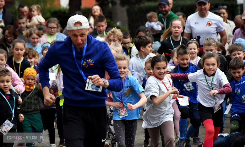 Setki biegaczy i świetne wyniki. 15. Półmaraton Henrykowski i 11. Dycha Księgi Henrykowskiej [foto]